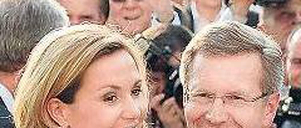 In Feierlaune. Auch Bundespräsident Christian Wulff und seine Frau Bettina laden wieder ins Bellevue – wie schon 2010. Foto: AFP