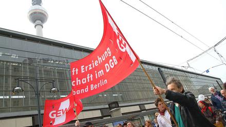 Am 5. April kamen rund 5000 Lehrer zur Demonstration der Gewerkschaft am Alexanderplatz.
