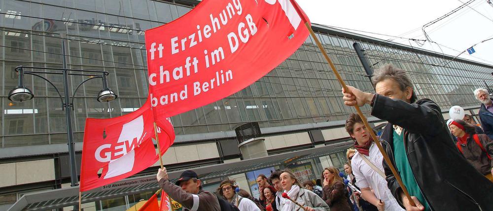 Am 5. April kamen rund 5000 Lehrer zur Demonstration der Gewerkschaft am Alexanderplatz.