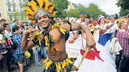 Mit gelbem Gefieder. Die Tänzer des „Maracatu-Treffens Berlin“ sind wie im Vorjahr auch beim diesjährigen Karneval der Kulturen dabei. Foto: Gabert/dpa