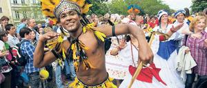 Mit gelbem Gefieder. Die Tänzer des „Maracatu-Treffens Berlin“ sind wie im Vorjahr auch beim diesjährigen Karneval der Kulturen dabei. Foto: Gabert/dpa