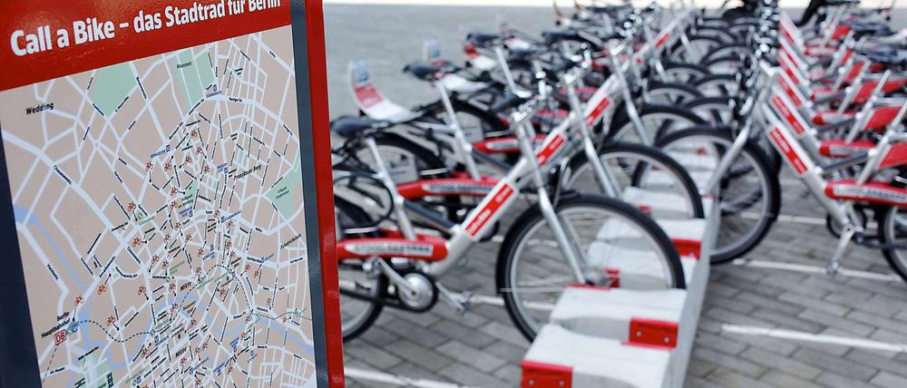Klotz an Klotz. Die Bahn will an bis zu 320 Orten in der Stadt ihre Fahrradständer montieren.
