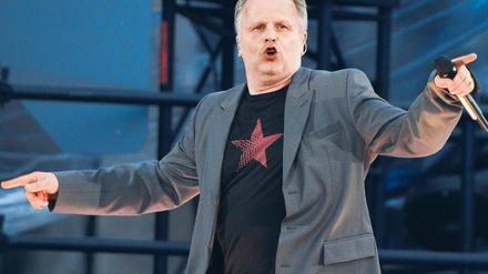 Tanzbär. Herbert Grönemeyer regelt den Schiffsverkehr im nicht ganz ausverkauften Stadionrund. 