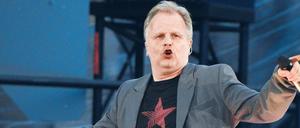 Tanzbär. Herbert Grönemeyer regelt den Schiffsverkehr im nicht ganz ausverkauften Stadionrund. 