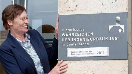 Auch Stadtentwicklungssenatorin Ingeborg Junge-Reyer war bei den Feierlichkeiten anwesend. Hier blickt sie auf die Ehrentafel, die am Mittwoch enthüllt wurde.