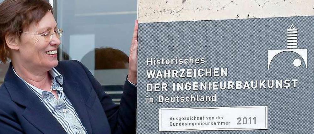 Auch Stadtentwicklungssenatorin Ingeborg Junge-Reyer war bei den Feierlichkeiten anwesend. Hier blickt sie auf die Ehrentafel, die am Mittwoch enthüllt wurde.