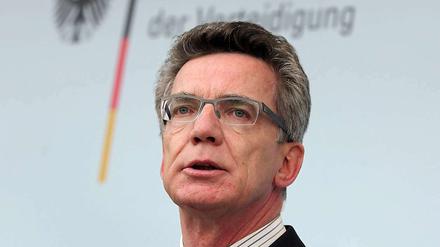 Verteidigungsminister Thomas de Maizière (CDU) werde "konstruktiv prüfen", ob deutsche Soldaten nach einem Sturz Gaddafis nach Libyen geschickt werden.