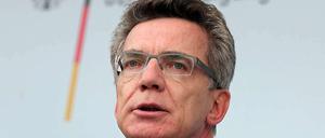 Verteidigungsminister Thomas de Maizière (CDU) werde "konstruktiv prüfen", ob deutsche Soldaten nach einem Sturz Gaddafis nach Libyen geschickt werden.