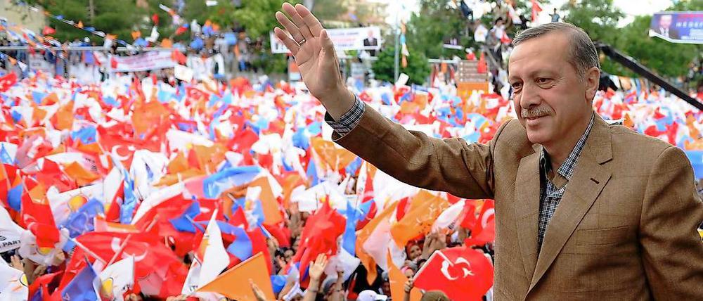 Der türkische Ministerpräsident Erdogan grüßt Anhänger der Regierungspartei AKP.