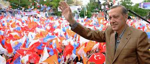 Der türkische Ministerpräsident Erdogan grüßt Anhänger der Regierungspartei AKP.