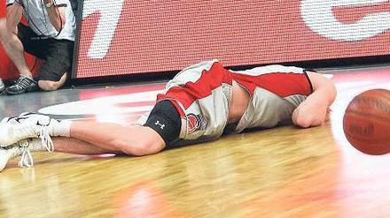 Umstrittene Bodenlage. Der Bamberger John Goldsberry knickte in den Schlusssekunden unglücklich um, anschließend gerieten die Spieler beider Teams aneinander. 