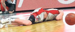 Umstrittene Bodenlage. Der Bamberger John Goldsberry knickte in den Schlusssekunden unglücklich um, anschließend gerieten die Spieler beider Teams aneinander. 