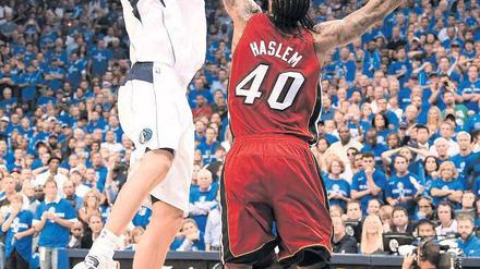 Der letzte Wurf. Nowitzki hat die Chance zum Ausgleich – und vergibt. Foto: AFP