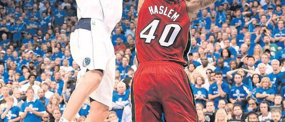 Der letzte Wurf. Nowitzki hat die Chance zum Ausgleich – und vergibt. Foto: AFP