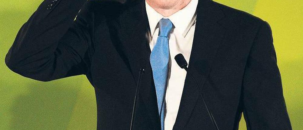 Geschlagen. Der bisherige Premierminister José Socrates gestand noch am Sonntagabend seine Niederlage ein und trat auch vom Parteivorsitz der Sozialisten zurück. 