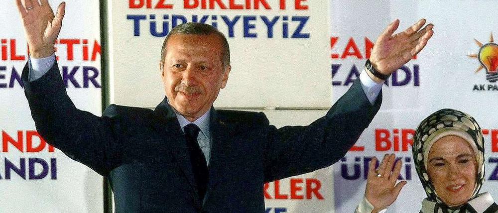 Der türkische Ministerpräsident Recep Tayyip Erdogan feiert seinen Wahlsieg.