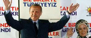 Der türkische Ministerpräsident Recep Tayyip Erdogan feiert seinen Wahlsieg.