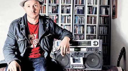 Emigrantenstadl. Der Musiker und „Russendisko“-Betreiber Yuriy Gurzhi in seiner Wohnung in Prenzlauer Berg. 