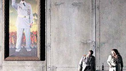 Einbetoniert. Thomas J. Mayer als Macbeth, Anna Smirnova als Lady.