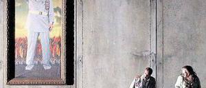 Einbetoniert. Thomas J. Mayer als Macbeth, Anna Smirnova als Lady. 