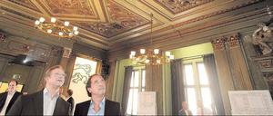 Frank Henkel (links) schaute bei seiner Wahlkampftour unter anderem auch im Haus Cumberland am Ku'damm vorbei.