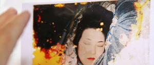 Geborgene Erinnerung. Ein von der japanischen Künstlerin Leiko Shiga im Erdbebengebiet gefundenes Foto. Es ist in der Ausstellung zu sehen.