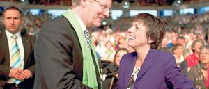 Einer fehlt hier. In bewusster Abgrenzung zu Thilo Sarrazin waren sich Ex-Bischöfin Margot Käßmann und Bundespräsident Christian Wulff ganz einig, dass Muslime und der Islam inzwischen zu Deutschland gehörten.Foto: Arno Burgi/dpa