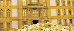 Stein auf Stein. Modellbauer Pascal Lenhard kann bald die Fertigstellung seines Lego-Schlosses (Maßstab 1:60) feiern. Wenn die zwei mal drei Meter große Miniatur im November 2011 in die Ausstellungshalle des Kindervergnügungsparks am Potsdamer Platz kommt, werden rund 400 000 Steine verbaut sein. Foto: Michael Kappeler/dpa