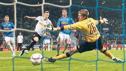Der Millionenschuss. Marco Reus erzielt den Ausgleich und bewahrt die Gladbacher vor dem Abstieg in die Zweite Liga. Foto: Fishing4 