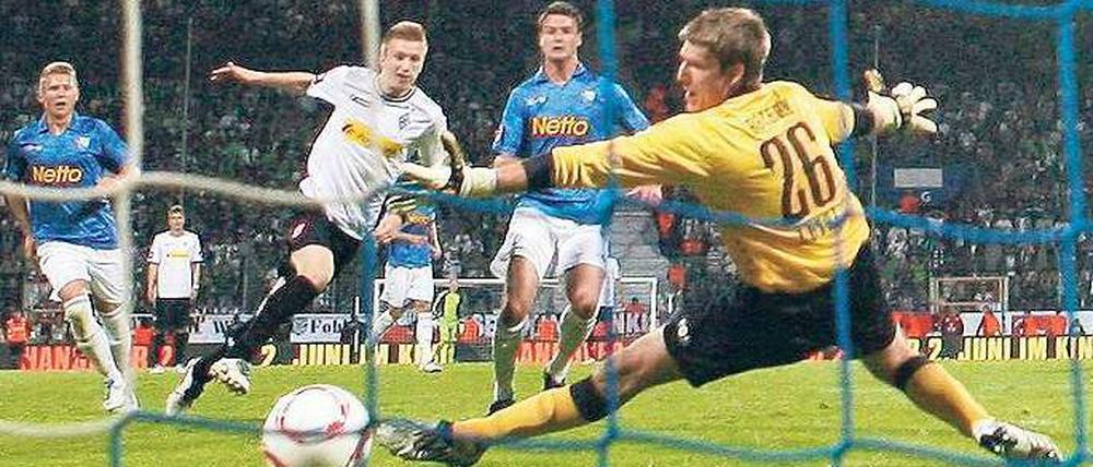 Der Millionenschuss. Marco Reus erzielt den Ausgleich und bewahrt die Gladbacher vor dem Abstieg in die Zweite Liga. Foto: Fishing4