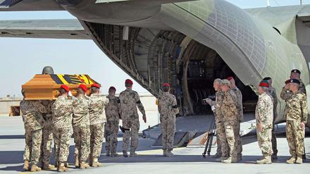 Am Samstag starben zwei deutsche Soldaten bei einem Selbstmordanschlag am Sitz des Gouverneurs in Nordafghanistan.
