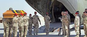 Am Samstag starben zwei deutsche Soldaten bei einem Selbstmordanschlag am Sitz des Gouverneurs in Nordafghanistan.