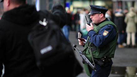 Präsenz zeigen. Angst vor Anschlägen, Furcht vor jugendlichen Schlägern, Übergriffe in den Kiezen - viele Berliner wünschen sich mehr Sicherheit in der Stadt.