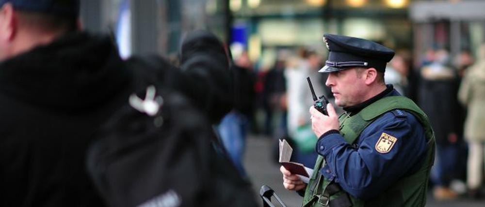 Präsenz zeigen. Angst vor Anschlägen, Furcht vor jugendlichen Schlägern, Übergriffe in den Kiezen - viele Berliner wünschen sich mehr Sicherheit in der Stadt.
