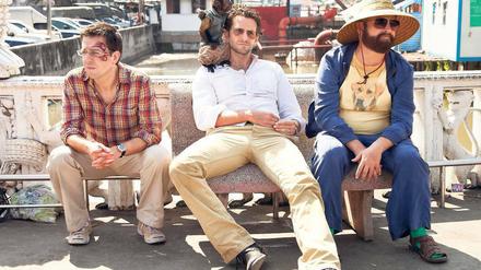 Abhängen in Bangkok. Stu (Ed Helms), Phil (Bradley Cooper) und Alan (Zach Galifianakis) sammeln neue Kräfte. Foto: Warner