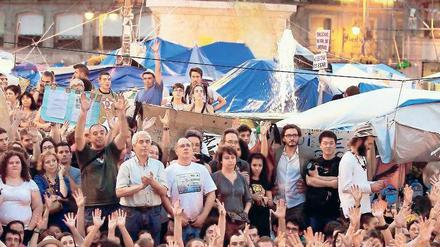 Tausende lauschen den politischen Reden im Protestlager in Madrid. 