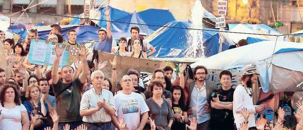 Tausende lauschen den politischen Reden im Protestlager in Madrid. 