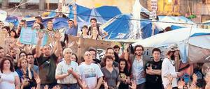 Tausende lauschen den politischen Reden im Protestlager in Madrid. 
