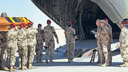 Abschied. Die bei Anschlägen am Mittwoch und am Samstag in Nordafghanistan getöteten deutschen Soldaten und mehrere Verletzte wurden nach Deutschland geflogen. Die Zahl der Verwundeten wurde von der Bundeswehr am Montag auf sechs korrigiert. Foto: dapd