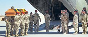 Abschied. Die bei Anschlägen am Mittwoch und am Samstag in Nordafghanistan getöteten deutschen Soldaten und mehrere Verletzte wurden nach Deutschland geflogen. Die Zahl der Verwundeten wurde von der Bundeswehr am Montag auf sechs korrigiert. Foto: dapd