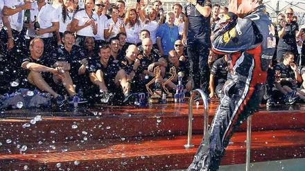 Nase zu und rein. Sebastian Vettel feiert seinen Sieg in Monaco im Pool.