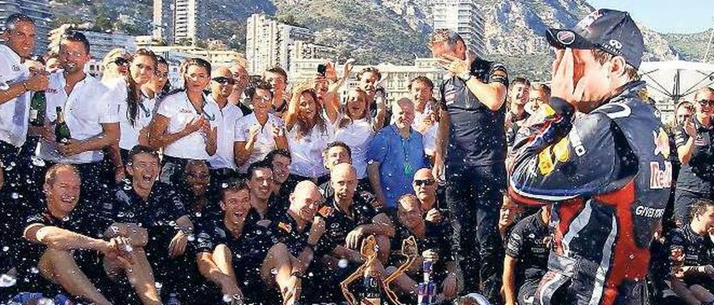 Nase zu und rein. Sebastian Vettel feiert seinen Sieg in Monaco im Pool.