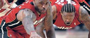 Das Ziel zum Greifen nahe. Um endlich Meister zu werden, wechselte LeBron James (Mitte) vor der Saison nach Miami und machte sich damit nicht gerade beliebt. 