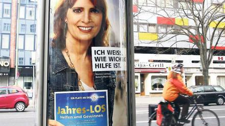 Die Losverkäuferin. Monica Lierhaus hat der ARD-Fernsehlotterie zu neuer Aufmerksamkeit verholfen. Allerdings überwiegen die negativen Schlagzeilen. Foto: dpa