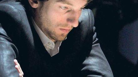 Bluffen mit Figuren. Alexander Grischuk soll beim Pokern viel Geld verdient haben, im Schach gilt er als faules Genie. Foto: dpa
