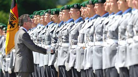 Der Verteidigungsminister arbeitet an einer Neuausrichtung der Armee.