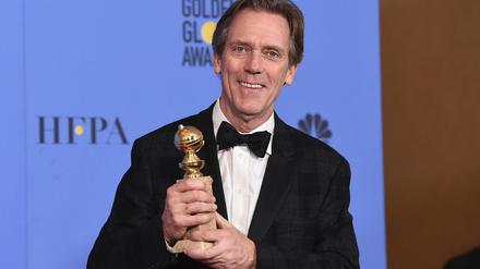 Hugh Laurie mit dem Golden Globe für die beste Nebenrolle in einer TV-Serie "The Night Manager" (2017).