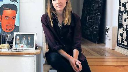 Aino Laberenz in den Schuhen Christoph Schlingensiefs. Die Kostümbildnerin (30) formte mit dem Künstler in den letzten vier Jahren bis zu seinem Tod im August 2010 eine Lebens- und Arbeitsgemeinschaft. 2009 heiratete das Paar.