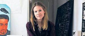 Aino Laberenz in den Schuhen Christoph Schlingensiefs. Die Kostümbildnerin (30) formte mit dem Künstler in den letzten vier Jahren bis zu seinem Tod im August 2010 eine Lebens- und Arbeitsgemeinschaft. 2009 heiratete das Paar. 
