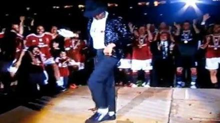 Kevin-Prince Boateng zieht eine Michael-Jackson-Show ab.